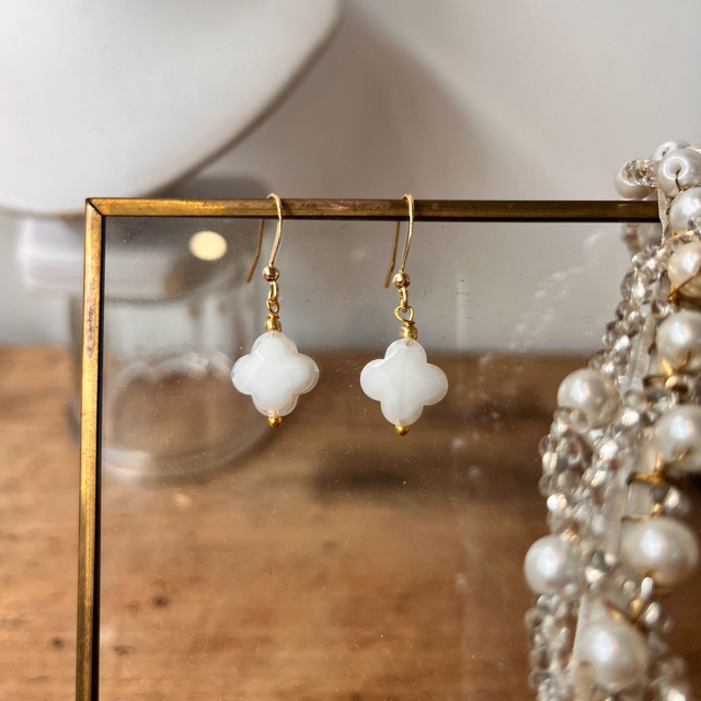 Boucles d'oreilles trèfle blanc