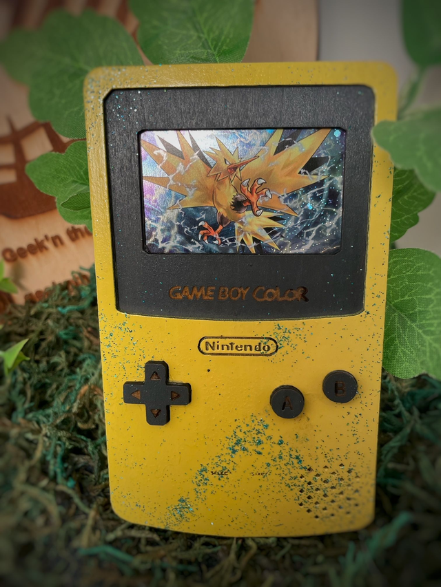 Gameboy carte pokémon Electhor en bois.