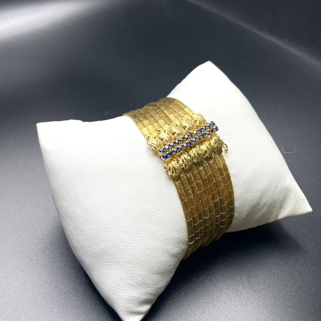 Eleganza Regale – Bracciale a Nastri in Oro 18Kt con Chiusura Ornata di Zaffiri