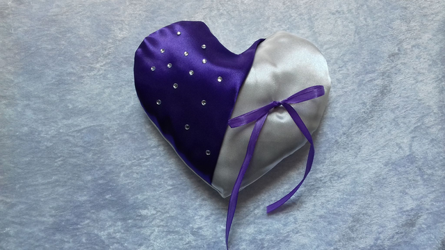 Coussin cœur prune et blanc à strass 