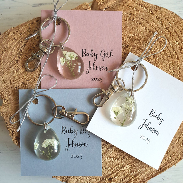 Breloczek z kwiatami gipsówki