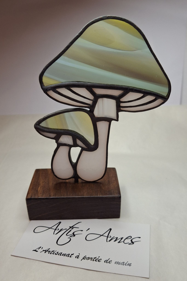 Vitrail Champignon vert nature avec socle bois