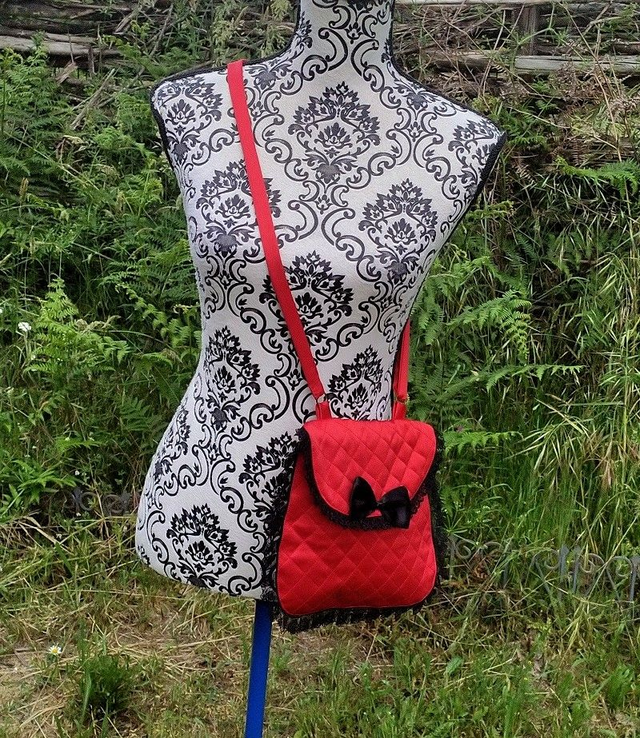 Sac gothique satin et dentelle