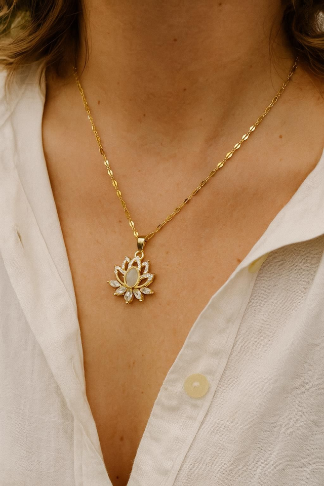 🌸 Naïa — Collier Fleur de Lotus & Pierre de Lune

