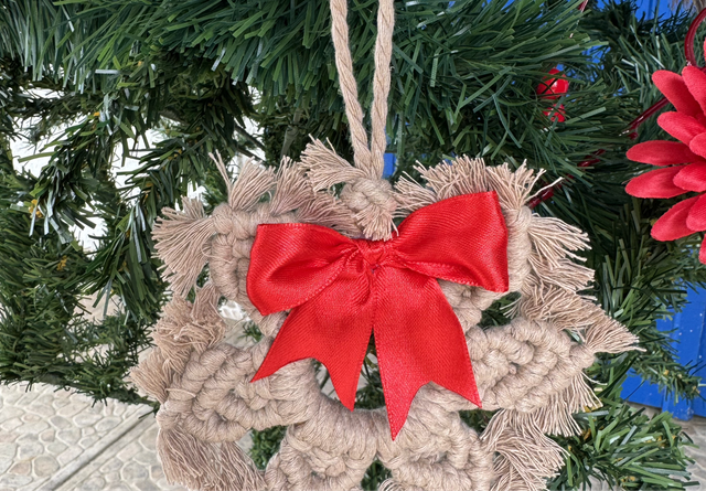 Étoile beige macramé nœud rouge 
