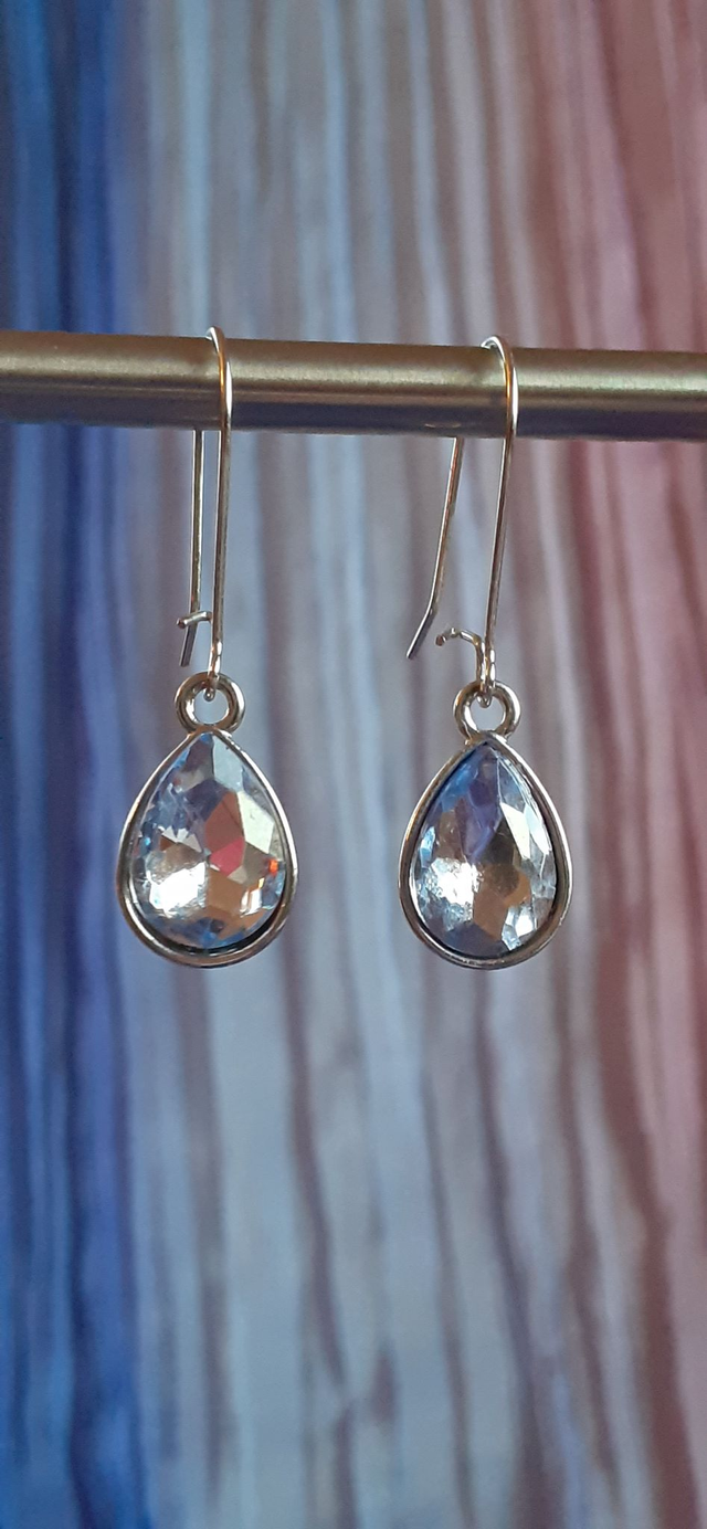Laas Boucles d'oreilles pendantes, argentées, incrustée perle à facettes, aspect diamant, existe en bleu, rouge, prune, bleu saphir, rose fuchsia.