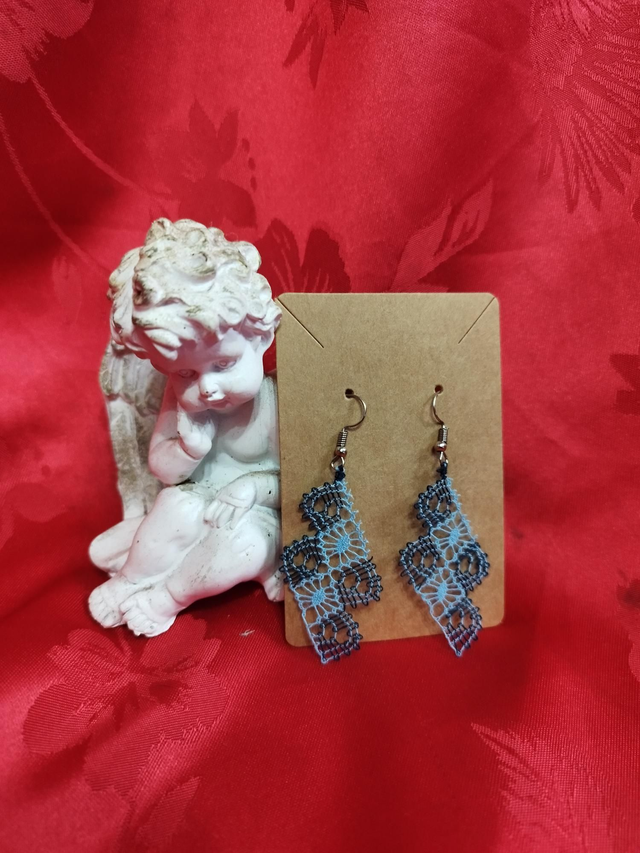 Boucles d'oreilles style dentelle bleue 