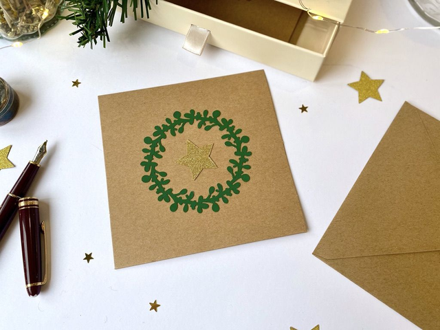 Carte de Noël à motifs d'étoile dorée et de rameau vert