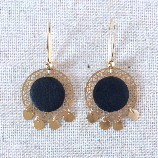 Boucles d’oreilles « Grelots » dorées, cuir bleu très foncé