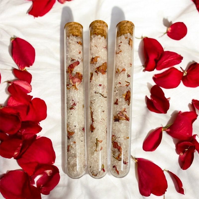 Badesalz mit Rosenblüten