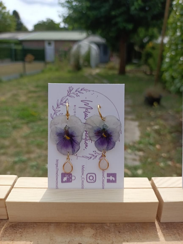 Pensées bleues foncées et strass