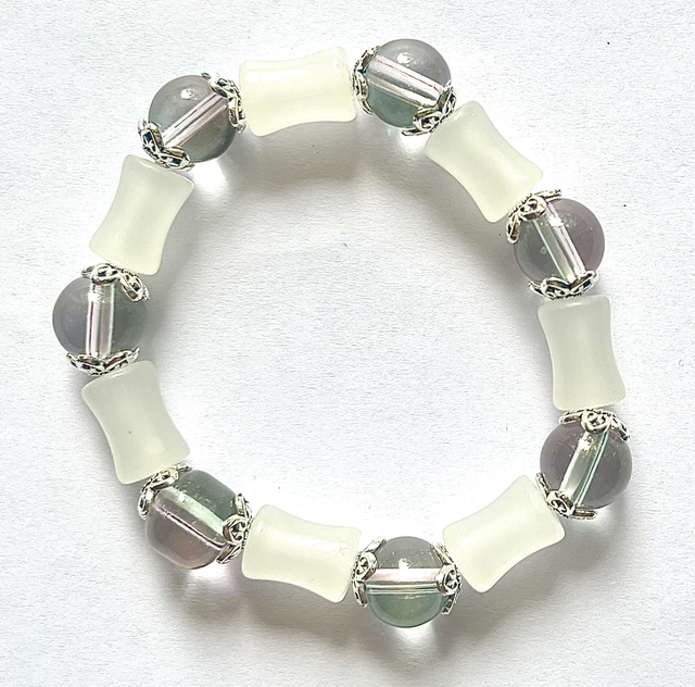 B115 - Bracelet perles en verre translucides et blanches