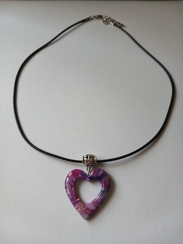Collier cœur marbré violet et rose 