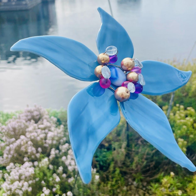 Sierlijke Glazen Lelie - Blauwe Bloemenkunst - Uniek Glasfusing Object voor Buiten & Binnen