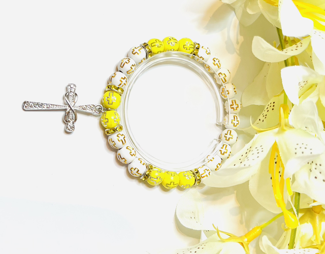Hope & Light” – Geloofsarmband met Geel Detail & Zilveren Kruisbedel