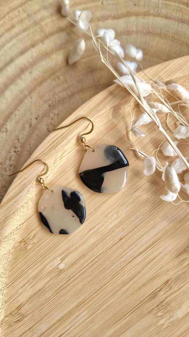 Affectueuse – Collection Écaille de tortue – Boucles d’oreilles artisanales en pâte polymère et résine