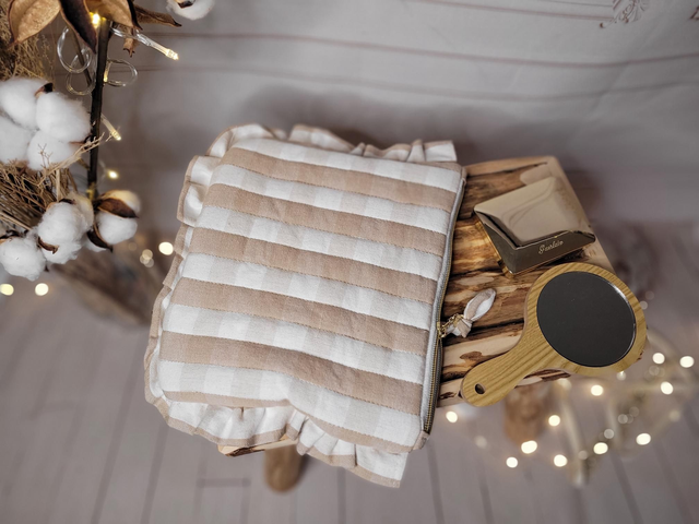 Trousse plate Vichy beige et volants 