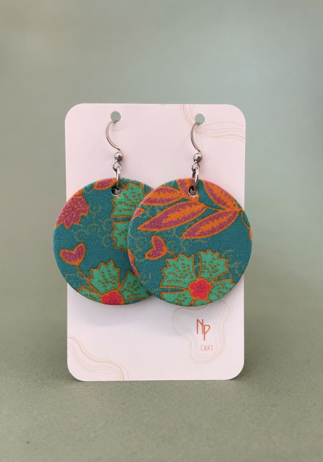 Boucles d'oreilles carton et tissu forme ronde, collection " indie turquoise " - fond turquoise et motifs fleuris bleu, orange et rose 