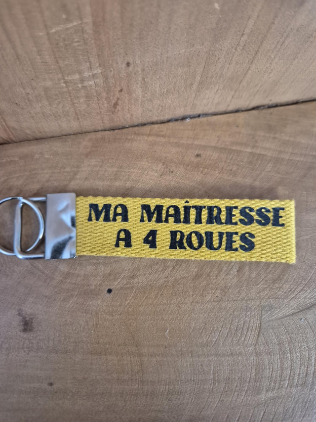 Porte clef " ma maîtresse a 4 roues"