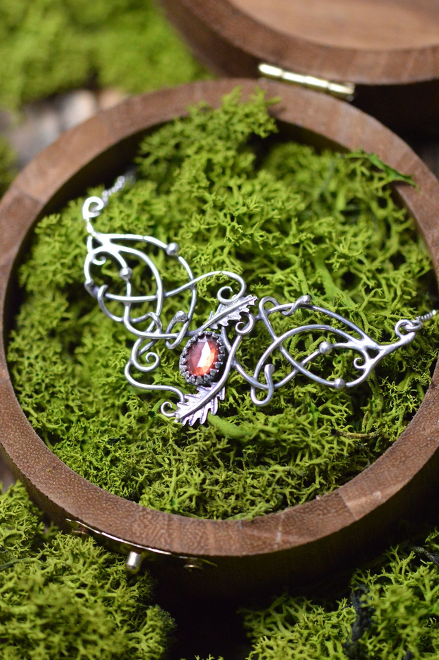 Collier Elfique - "Cœur de Chêne", Grenat et gouttes d'argent