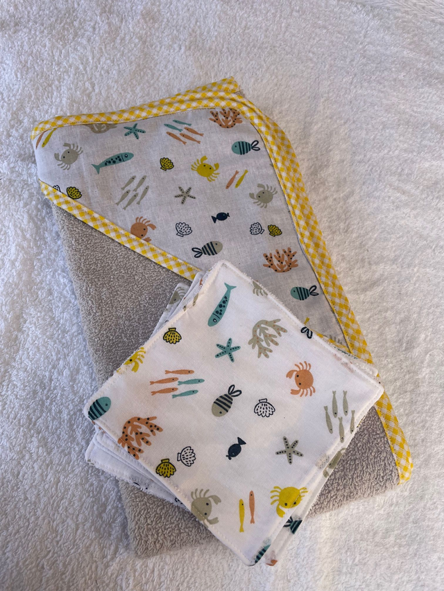 Cape de bain Bébé et ses lingettes assorties avec liseré jaune
