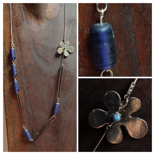 Sautoir " couleur argent" verre bleu nuit mat et fleur argentée monté sur fil de lin réglable -pièce unique 