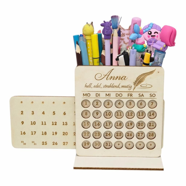 Personalisierter ewiger Kalender mit Stiftehalter aus Holz