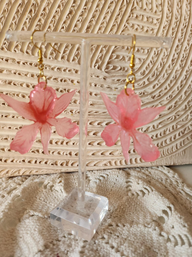 Boucles d'oreilles orchidees roses résine 
