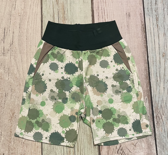 Sommerhose, Größe 134, grüne Flecken