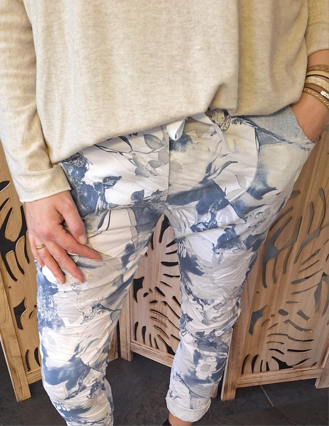 pantalon bleu et blanc imprimé
