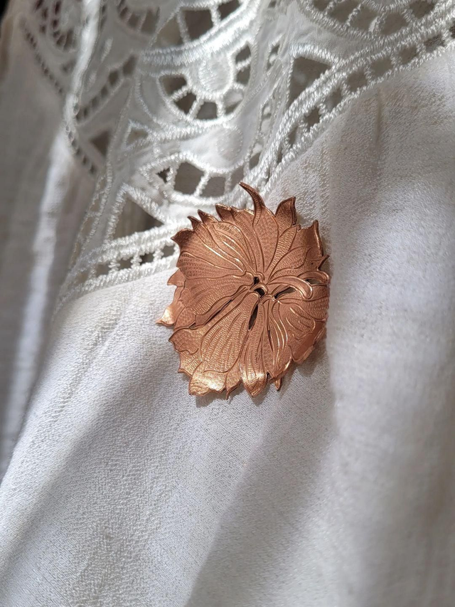 Pins Amaryllis - Cuivre ciselé, repercé et vernis