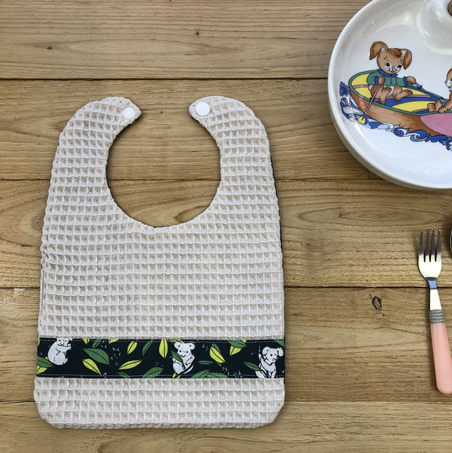 Bavoir écru koala, à bouton pression 