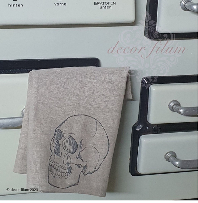 besticktes Geschirrtuch aus ungebleichtem Leinen Totenkopf