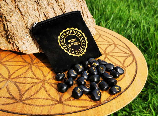 SET Rune Oracle en agate noire dans une pochette en velours