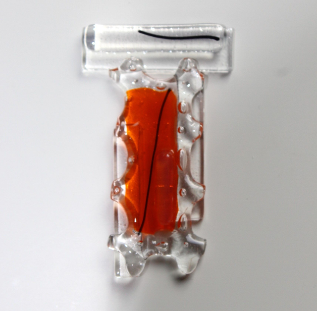 o7 Schmuckanhänger aus Glas . Akzent in Orange . 4 x 7.5 cm