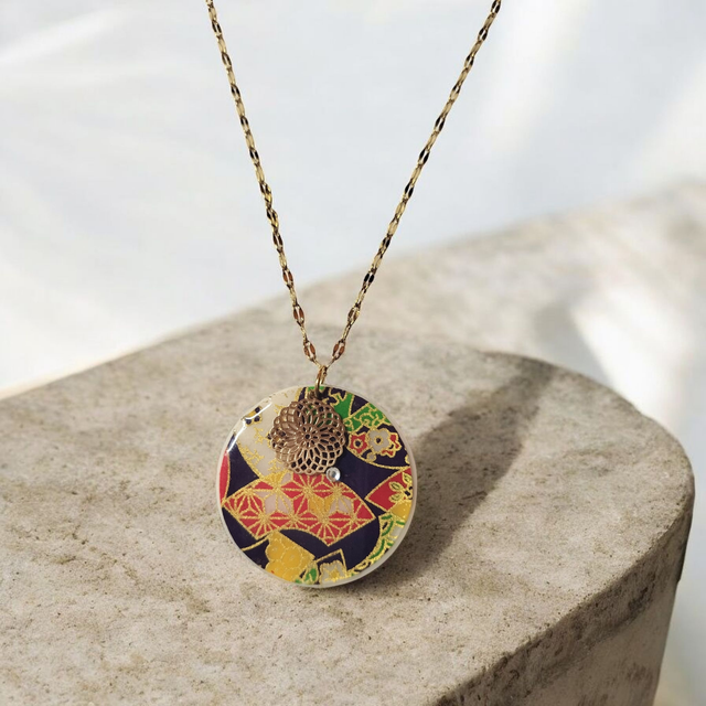 Collier acier inoxydable motifs japonais noir rouge jaune et vert
