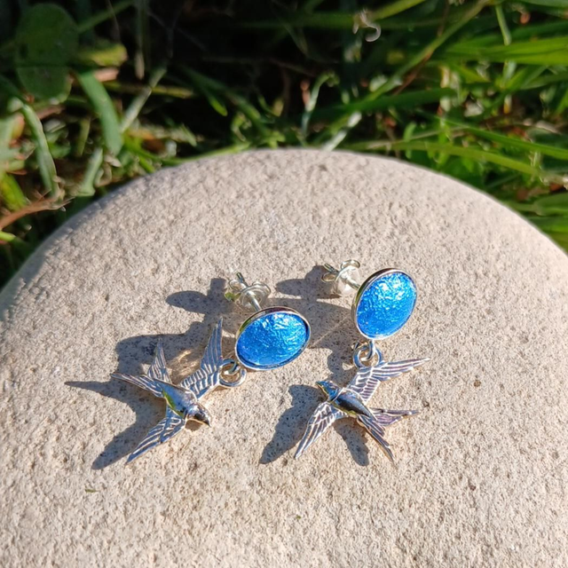 Puces d'oreilles "Hirondelles" en émail sur feuille d'argent 