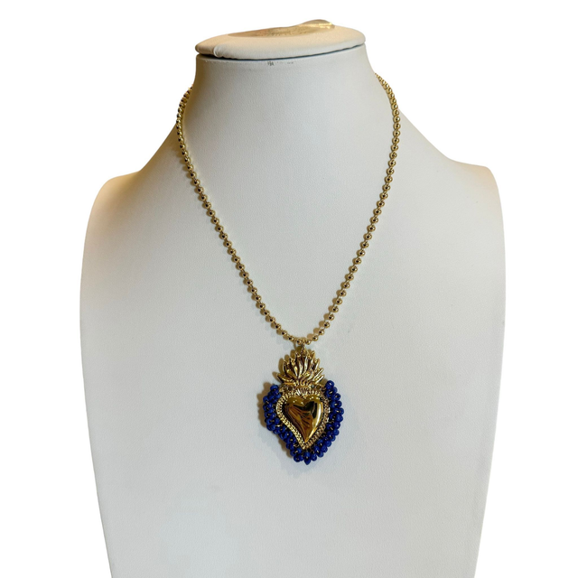 Cuore sacro e perline blu