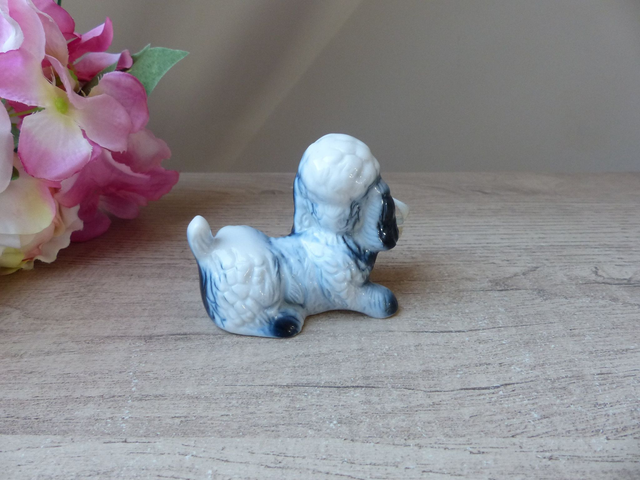 Figurine Caniche Romantique en Céramique Bleue – Petit Chien Vintage Années 70 – Statuette Mignonne avec Ruban Fleuri – Cadeau ou Collection
