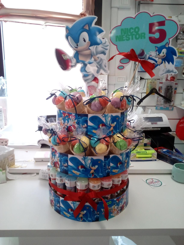 Torta completa di bolle di sapone e conetti