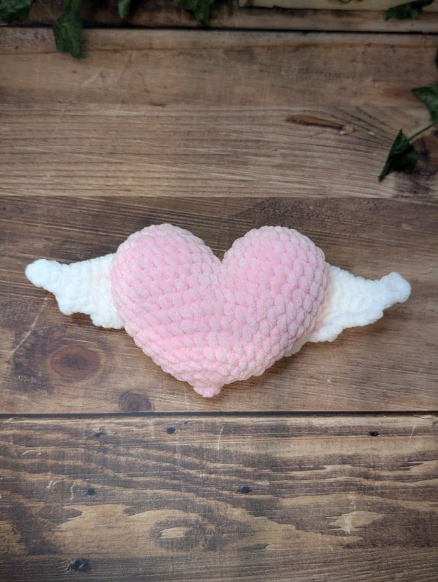 Coeur ailé - peluche en crochet fait main , cadeau de st valentin 