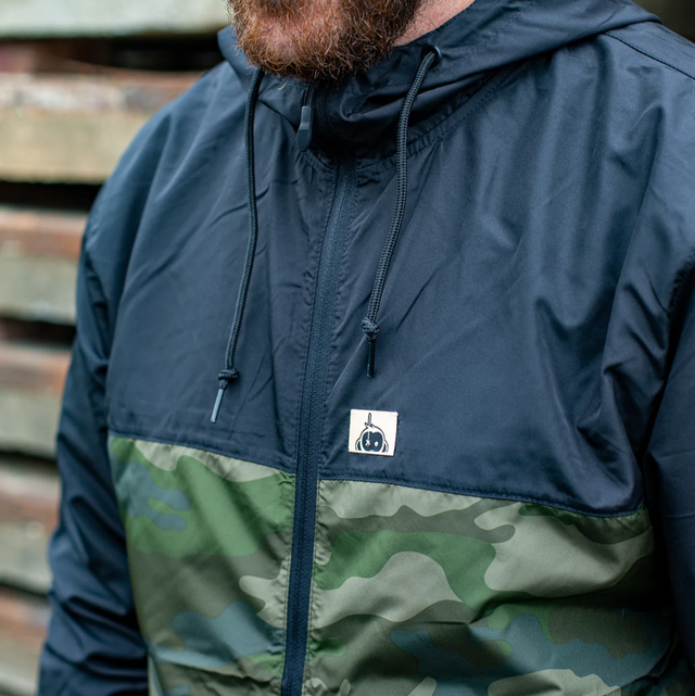 HALFAWRAP WINDBREAKER JACKET I BLACK & CAMO