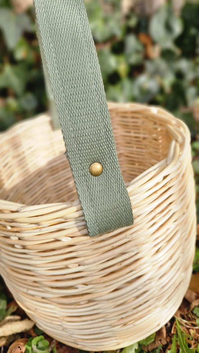 Panier de cueillette en osier blanc