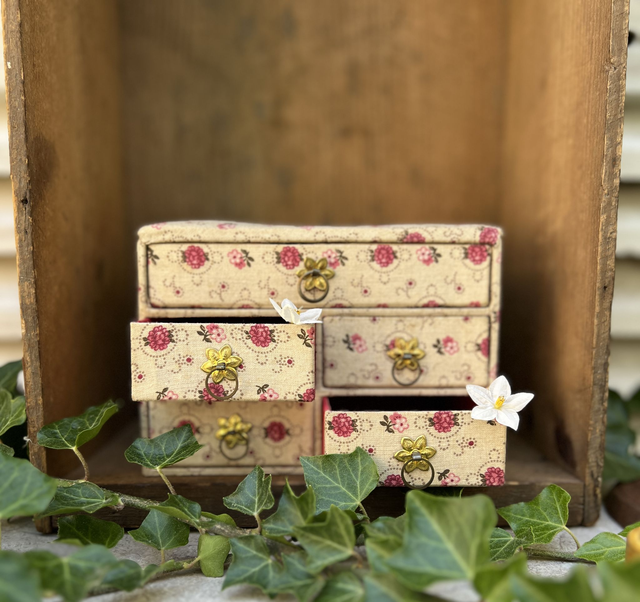 LEONIE - Ancienne boîte à bijoux recouverte de tissu 