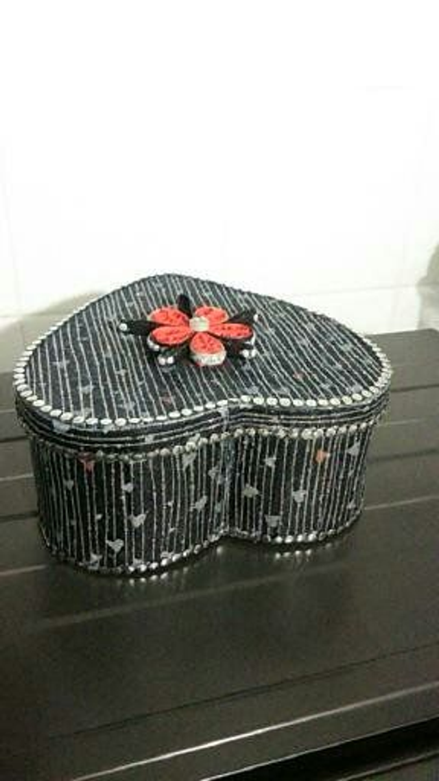boîte  à bijoux cœur  couverture organza . boîte de rangement solide , décoré de strass 		
