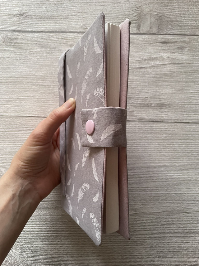 🌙Couvre-livre en tissu – Motif Plumes blanches