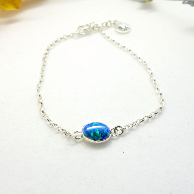 Pulsera de cadenas de plata 925 con ópalo verde ovalado.