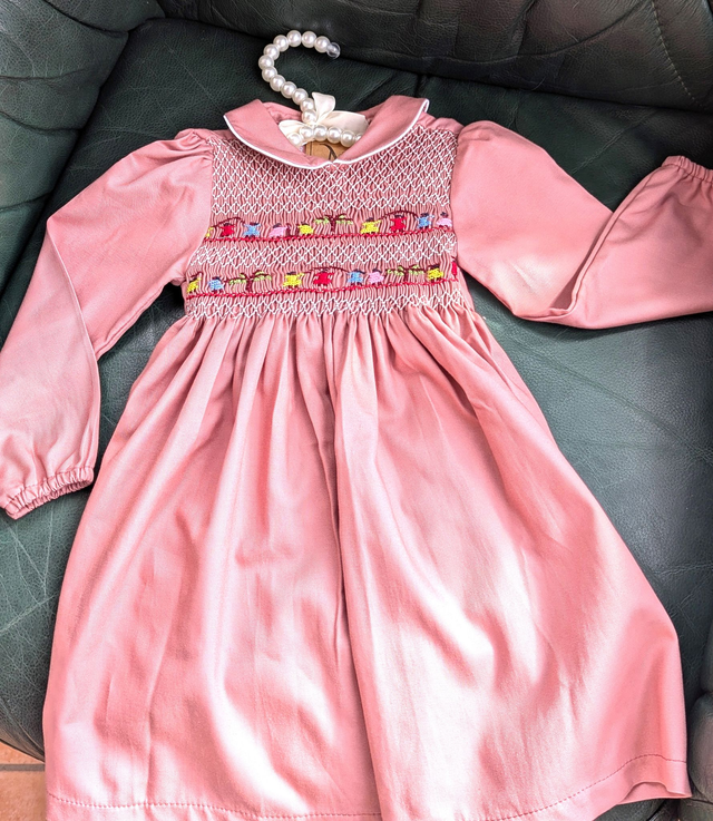 Robe rose brodée artisanale de Madagascar – manches longues, col Claudine, ceinture à nouer