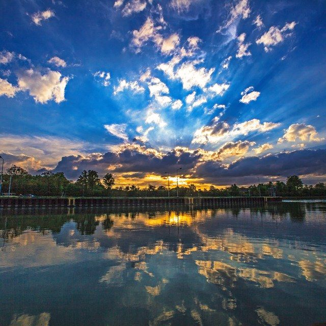 Kanal mit Wolkenstrahlen