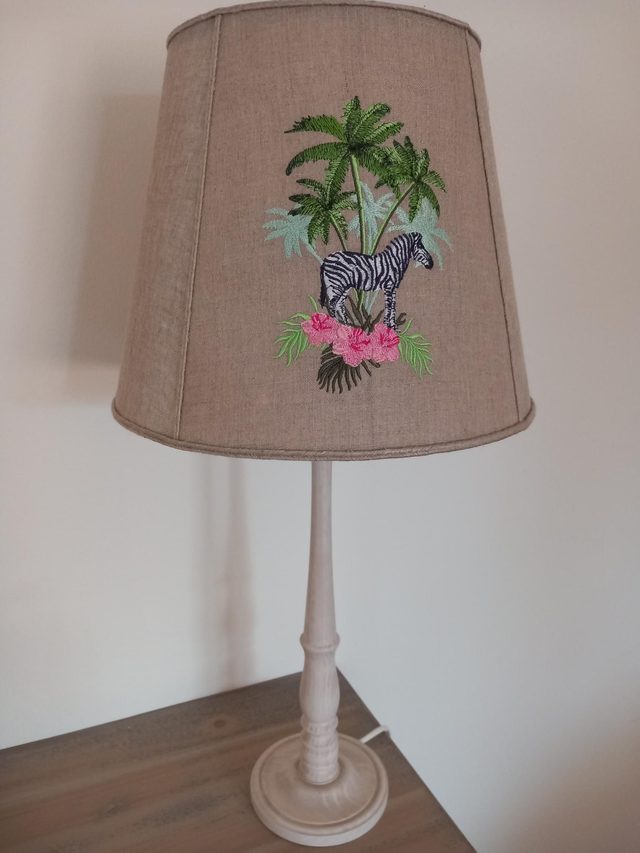 Lampe de table SAVANE AFRICAINE. Abat jour conique  en lin  brodé,  broderies  zèbre et girafe .Hauteur 61 cm. Création fait main  en France .